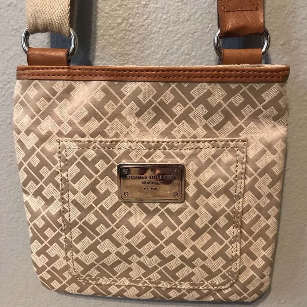 Tommy Hilfiger Julia MonoJacquard Crossbody bag.